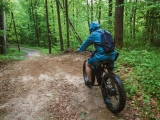 Fahrrad-Regencape oder Regenjacke: Was ist besser?